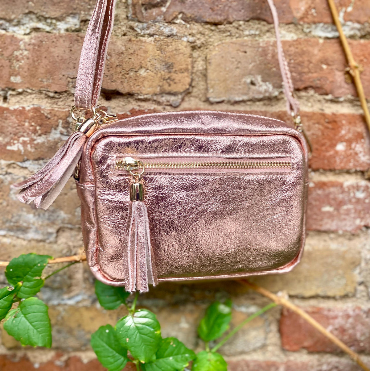 Small leather bag in pink gold. Cross body / shoulder bag. Metallic shine genuine leather bag. Pink purse. adjustable strap and zipper