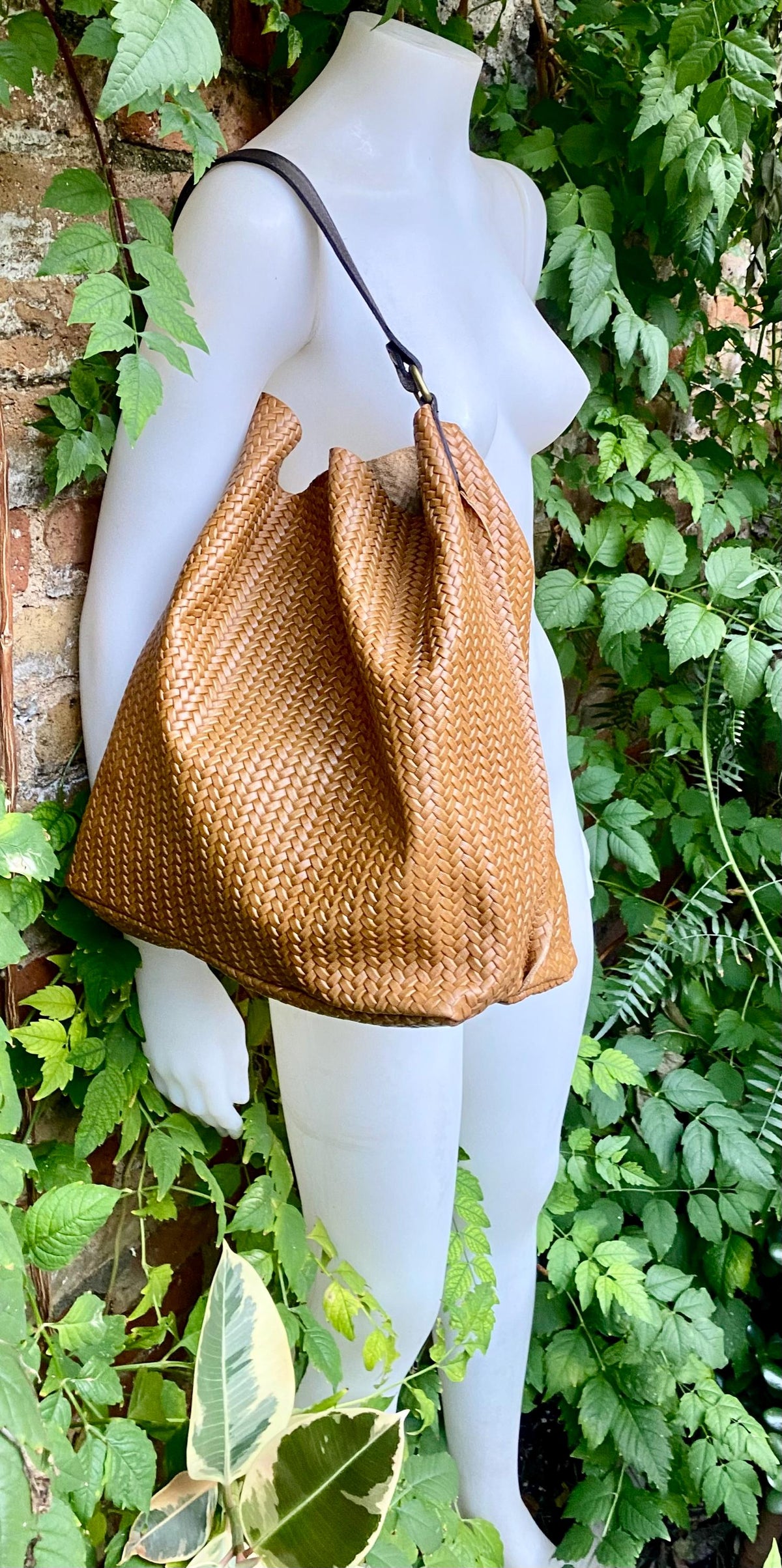 Camel brown slouchy leather bag. Hobo shoulder bag. Braided / engraved genuine leather book / tablet bag. Brown leather shopper. Brown purse