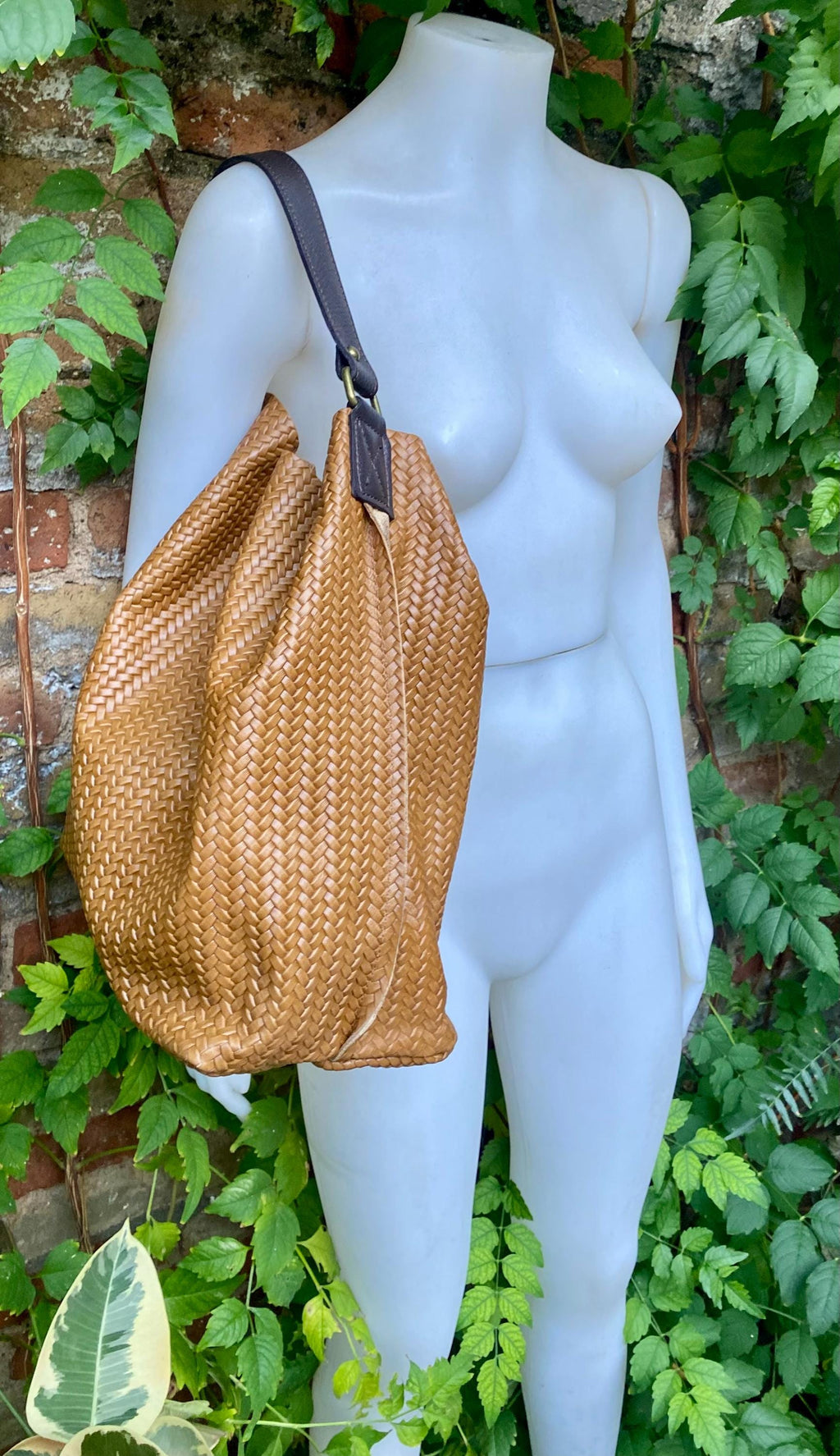 Camel brown slouchy leather bag. Hobo shoulder bag. Braided / engraved genuine leather book / tablet bag. Brown leather shopper. Brown purse