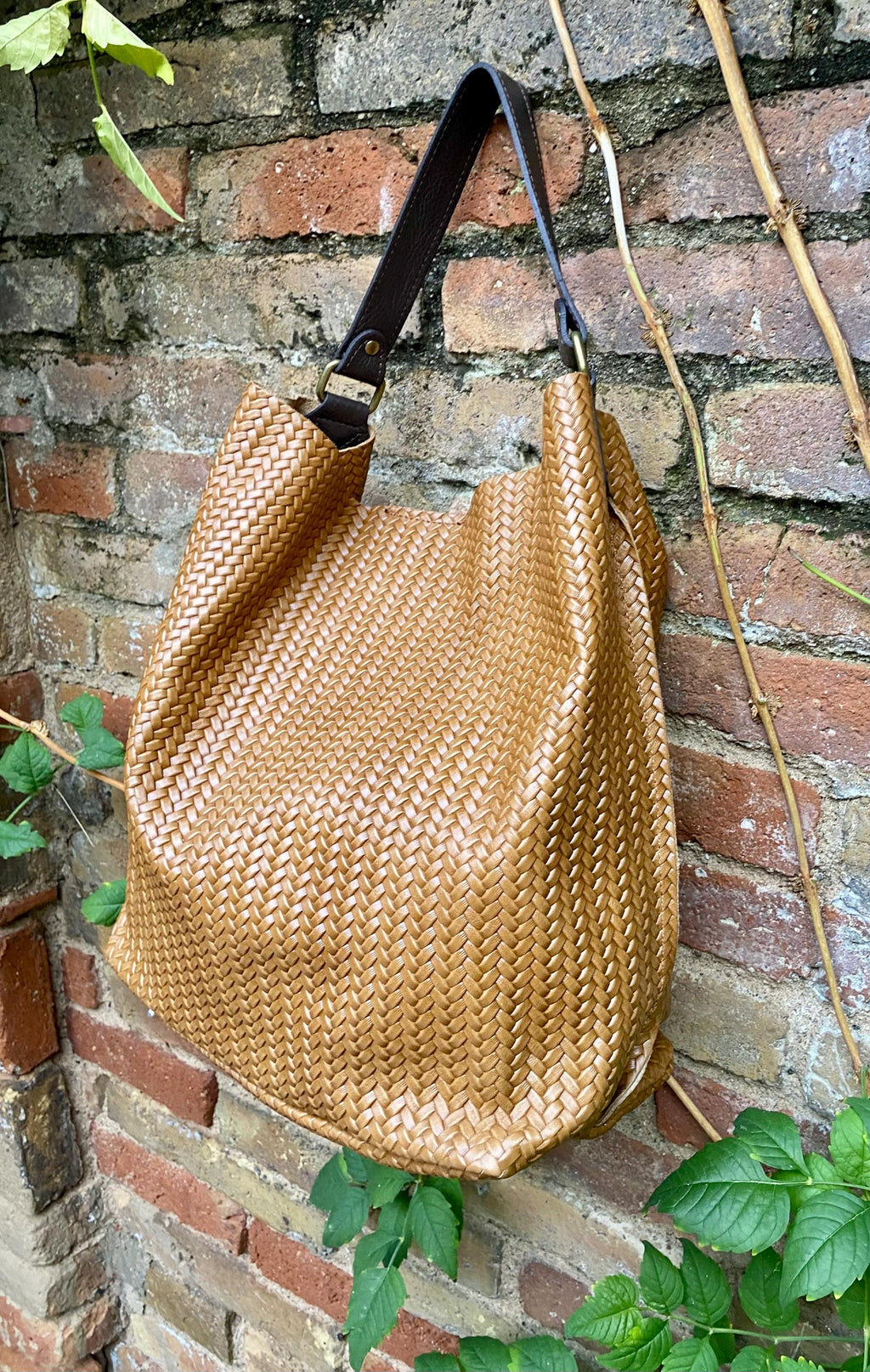 Camel brown slouchy leather bag. Hobo shoulder bag. Braided / engraved genuine leather book / tablet bag. Brown leather shopper. Brown purse
