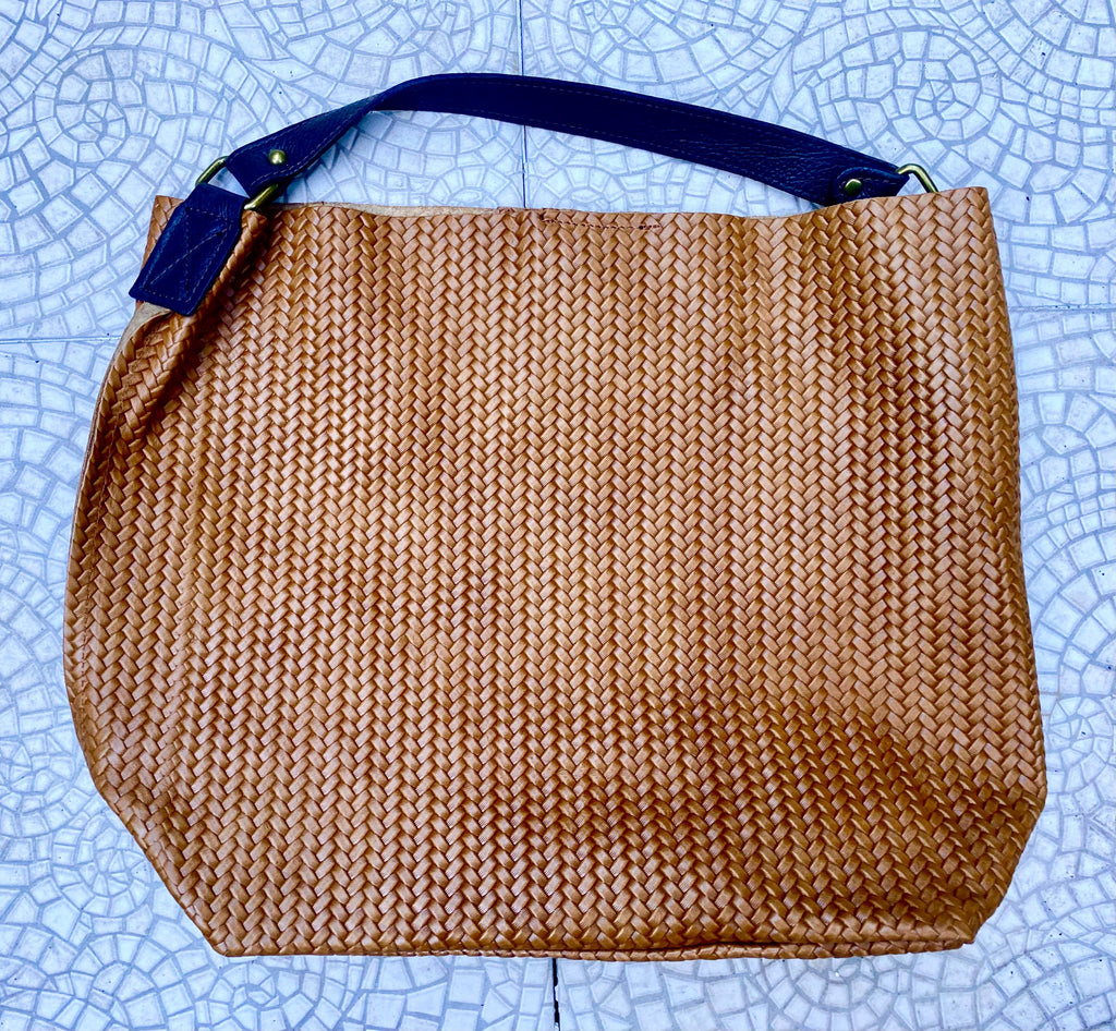 Camel brown slouchy leather bag. Hobo shoulder bag. Braided / engraved genuine leather book / tablet bag. Brown leather shopper. Brown purse