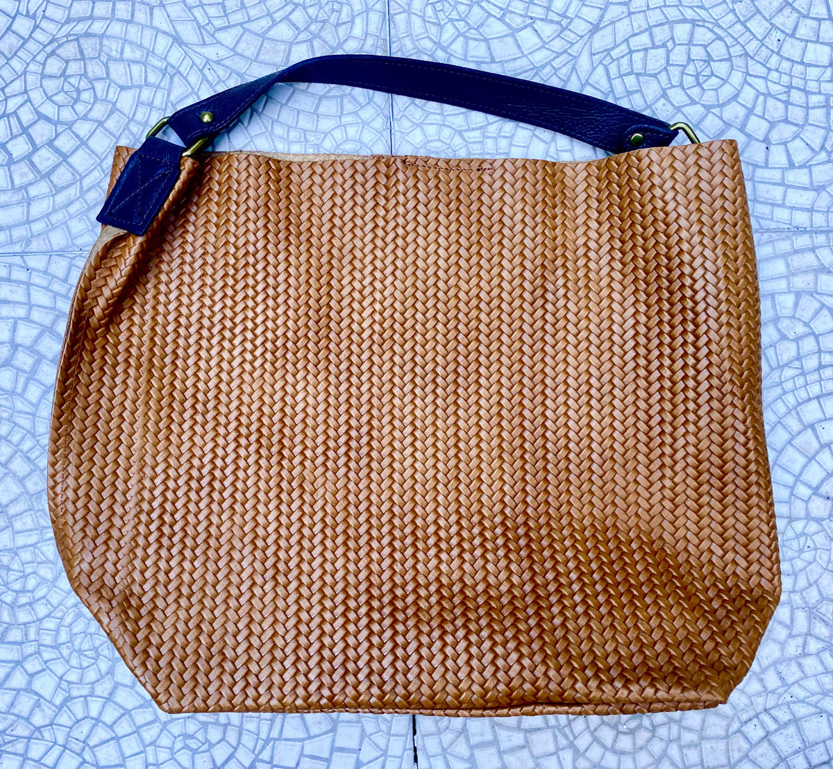 Camel brown slouchy leather bag. Hobo shoulder bag. Braided / engraved genuine leather book / tablet bag. Brown leather shopper. Brown purse