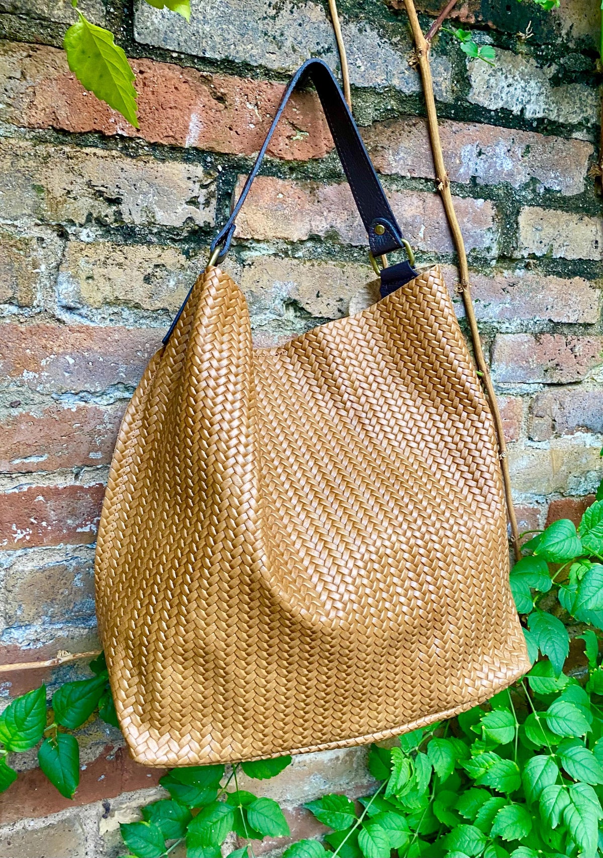 Camel brown slouchy leather bag. Hobo shoulder bag. Braided / engraved genuine leather book / tablet bag. Brown leather shopper. Brown purse