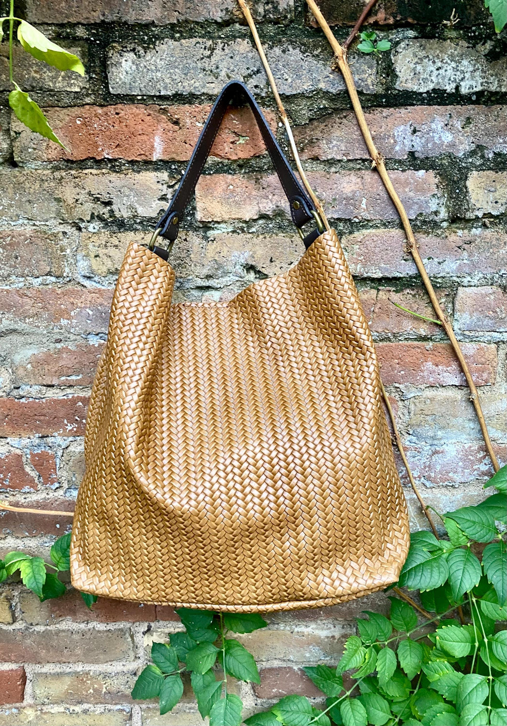 Camel brown slouchy leather bag. Hobo shoulder bag. Braided / engraved genuine leather book / tablet bag. Brown leather shopper. Brown purse