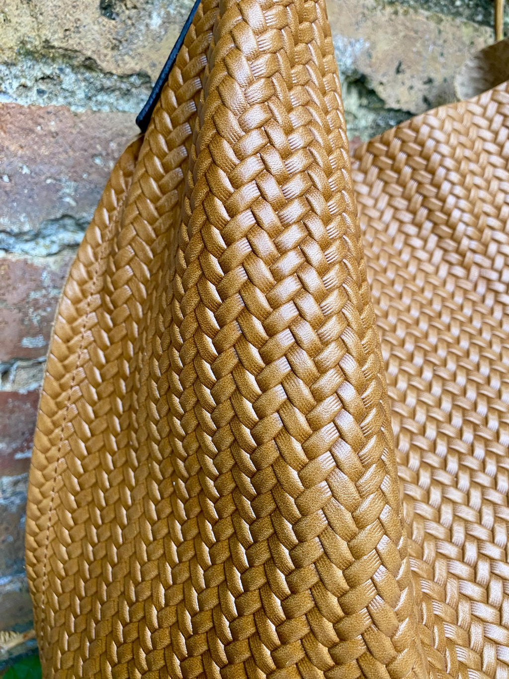 Camel brown slouchy leather bag. Hobo shoulder bag. Braided / engraved genuine leather book / tablet bag. Brown leather shopper. Brown purse