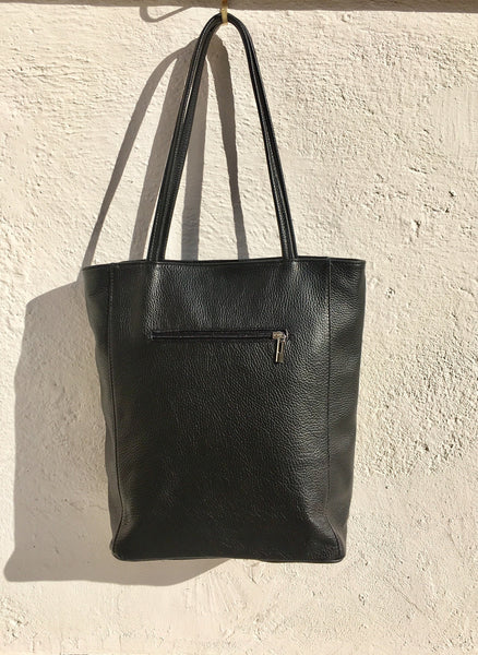 Leather tote bag with zipper and inside lining. Shoulder bag