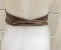 GREIGE beige suede obi belt  in natural soft  suede. TAUPE waistbelt in soft leather. Wrap belt. Boho sash in a light brown-gray color