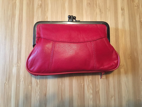Red purse in genuine leather. Retro style kiss lock purse in red. Genu –  Handmade suede bags by Good Times Barcelona