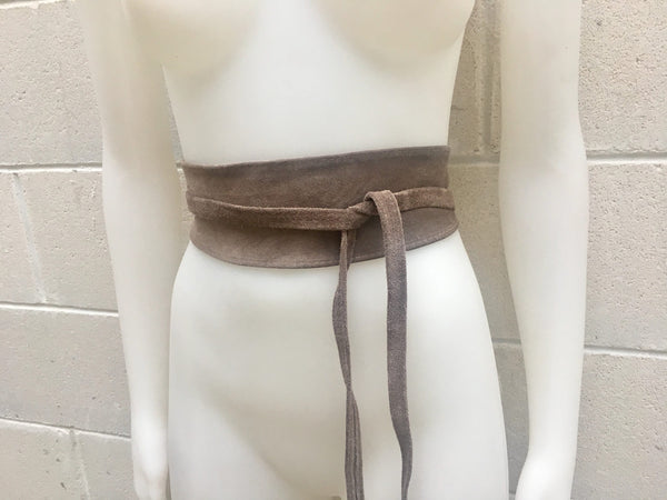 GREIGE beige suede obi belt  in natural soft  suede. TAUPE waistbelt in soft leather. Wrap belt. Boho sash in a light brown-gray color