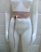 Pink obi belt in soft leather. Wrap belt in  light pink. Wide waist belt in genuine leather. Wraparound belt. Boho sash in soft dusty pink