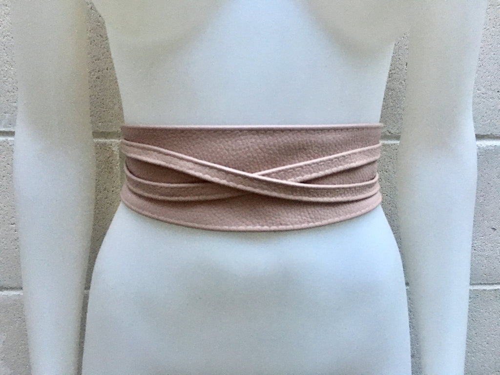 Pink obi belt in soft leather. Wrap belt in  light pink. Wide waist belt in genuine leather. Wraparound belt. Boho sash in soft dusty pink