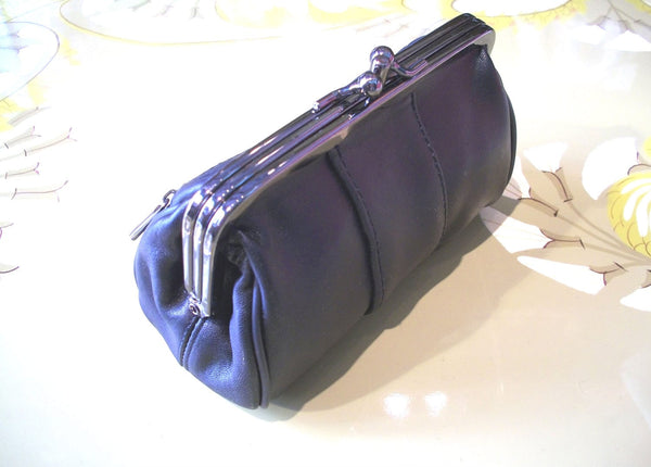 Genuine leather kiss lock purse. Small clutch in BLACK. Cosmetics