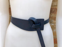 Leather 80s style obi belt . Wrap belt in NAVY BLUE.  Waist belt in genuine  leather. Dark blue wraparound belt. Bluedress belt