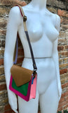 Small cross body bag in genuine leather. Enveloppe bag with adjustable strap + flap. Boho multicolor bag, green, camel brown, pink, fuchsia