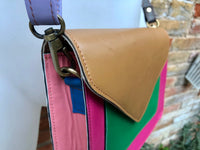 Small cross body bag in genuine leather. Enveloppe bag with adjustable strap + flap. Boho multicolor bag, green, camel brown, pink, fuchsia