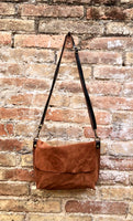 Messenger bag in genuine suede leather. Rusty brown cross body bag. Boho suede bag with zipper and flap. Saddle - camel brown suede purse