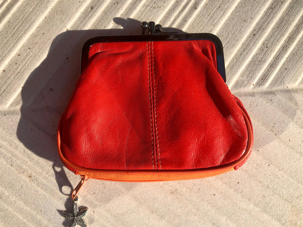Vintage style kiss lock purse in genuine leather. Coin purse in