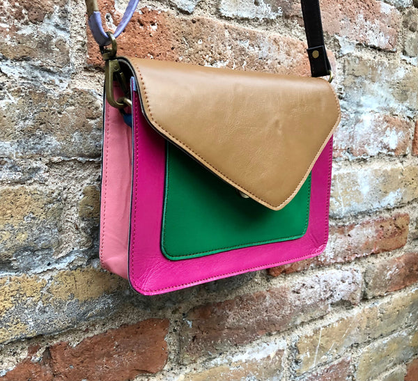 Small cross body bag in genuine leather. Enveloppe bag with adjustable strap + flap. Boho multicolor bag, green, camel brown, pink, fuchsia