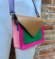 Small cross body bag in genuine leather. Enveloppe bag with adjustable strap + flap. Boho multicolor bag, green, camel brown, pink, fuchsia