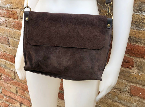 Messenger bag in genuine suede leather. Dark brown cross body bag. Boho suede bag with zipper and flap. Chocolate brown suede purse