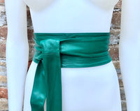 GREEN obi belt. Wrap belt in soft genuine leather. Wraparound waist belt. Wide style. Boho dress belt in green.