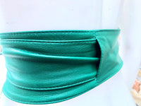 GREEN obi belt. Wrap belt in soft genuine leather. Wraparound waist belt. Wide style. Boho dress belt in green.